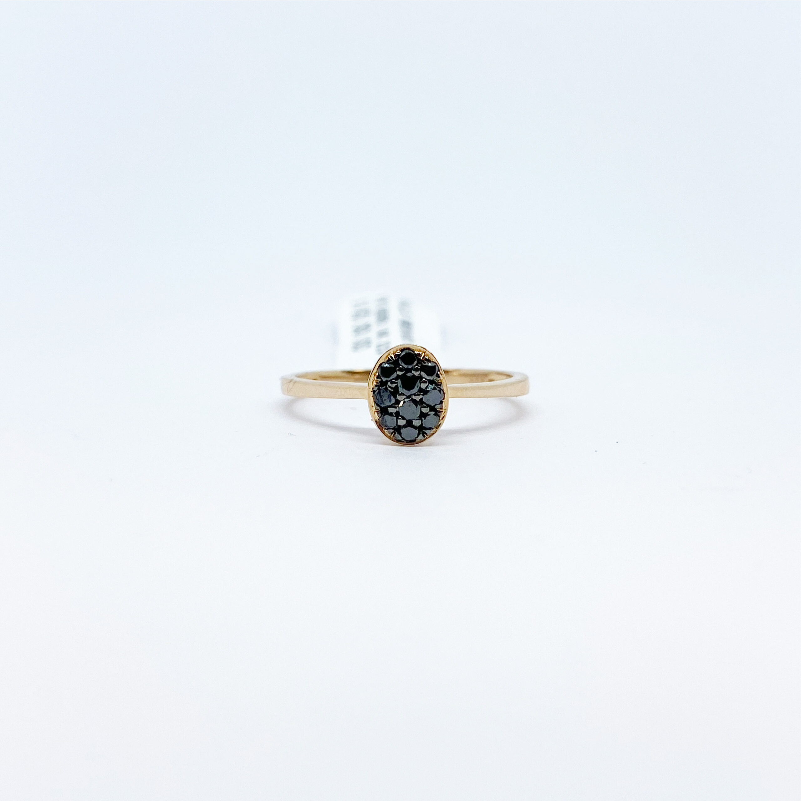 Anillo Oval con Diamantes Negros