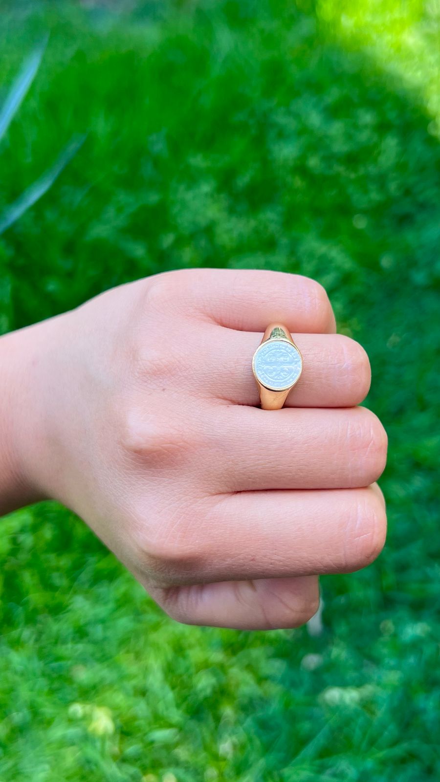 Anillo Ajustable Con San Benito De Madre Perla