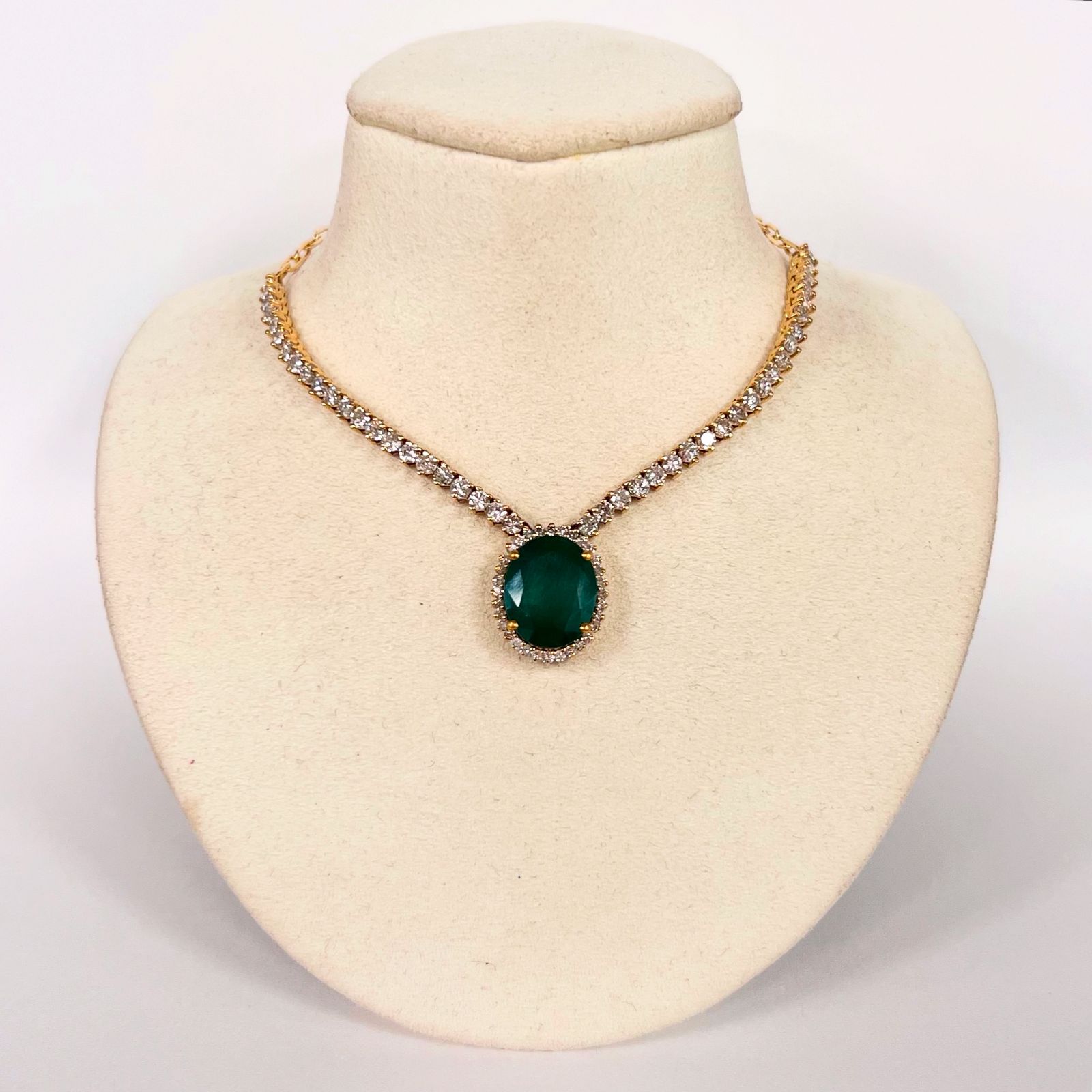 Gargantilla Esmeralda Oval y Diamantes