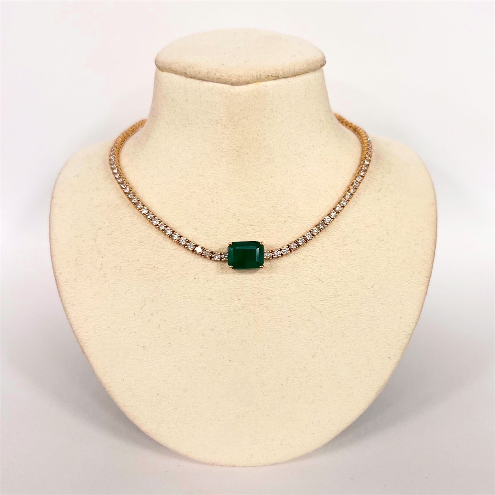Choker De Diamantes Con Esmeralda Al Centro