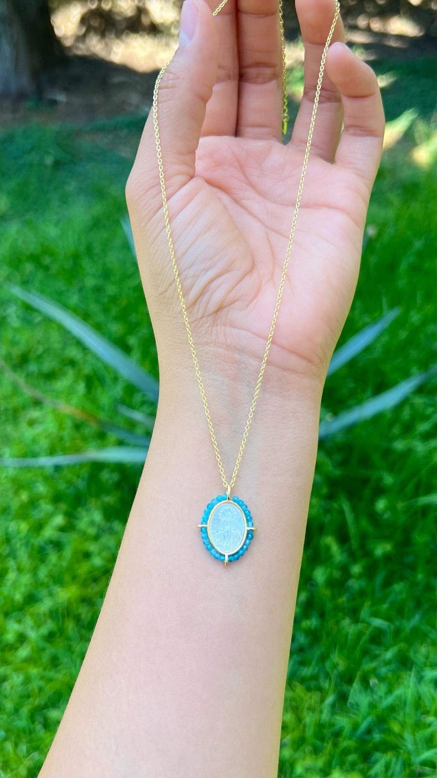 Cadena Con Dije Virgen Milagrosa y Aguamarina